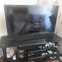 یک عدد میز تلویزیون بسیارتمیز