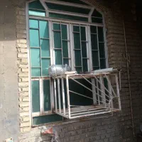 پنجره اهنی در حال وپذیرایی