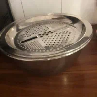 دوتا لگن استیل  دربش رنده است و ظروف کریستال