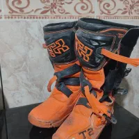 بوت و زانو بند .