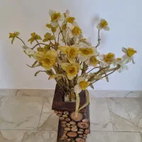 گلدان چوبی کار دست با گلهای مصنوعی