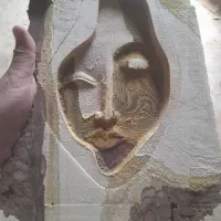 طرح چهره روی چوب گردو روستیک