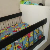 یک عدد تخت گهواره ای و میز تحریر