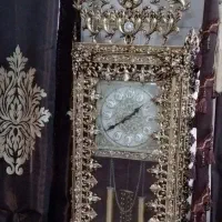 ساعت کنار سالنی ایستاده سلطنتی طلایی