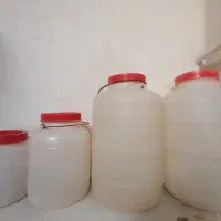 مقداری دبه و ظروف نگهدارنده و بطری به فروش میرسد