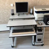 میز تحریر و کامپیوتر