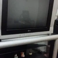 تلویزیون به همراه میز تلویزیون