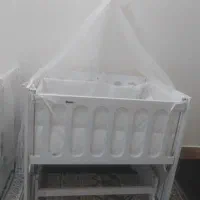 تخت نوزاد کنار مادر