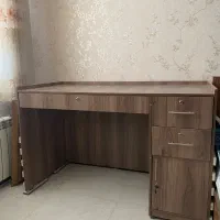 میز اداری و کامپیوتر