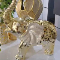 تعدادی مجسمه و گلدان وشمعدان وهفت سین فرشته