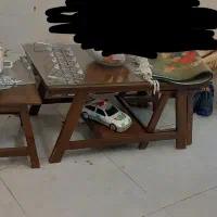 میز بزرگ جلو مبلی بزرگ با ۴ عدد میز عسلی کوچک