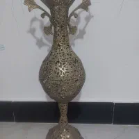 گلدان برنزی کنار سالنی|ظروف سرو و پذیرایی|قلعه شاهین, |دیوار