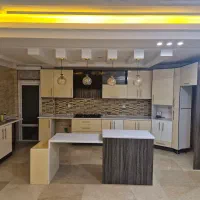 کابینت کار کرده با سینک، اجاق گاز و هود