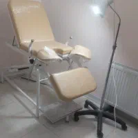 تخت ژنیکو و چراغ معاینه