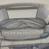 گهواره برقی و تخت کنار مادر ماستلا|تخت و صندلی بچه|شیراز, شهرک والفجر|دیوار