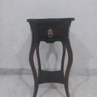 یک جفت میز تلفن، زیز شمعدانی ،کنار سالنی،زیرگلدانی
