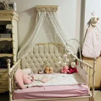 تخت و بوفه و کتیبه