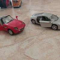 دوعدد ماشین فلزی خارجی