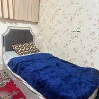 تخت یک نفره همراه با میز ارایش