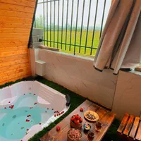 کلبه سوئیسی جکوزی دارِ گیله سو(با صبحانه رایگان)|اجارهٔ کوتاه‌مدت ویلا و باغ|کوچصفهان, |دیوار