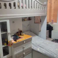 سِت تخت دو طبقه سفید، کمد لباس، میز تحریر و صندلی|تخت و سرویس خواب|دماوند, گیلاوند|دیوار