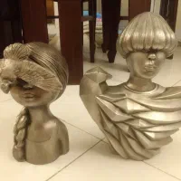 مجسمه چهره هنری دختر و پسر و همچنین بطری آب هنری