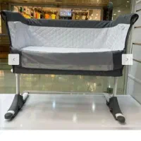 تخت وگهواره کنارمادر مارک زویه