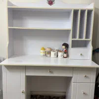 میز تحریر و کتابخانه
