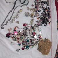 دگمه  زنجیر لباس و کیف کمربند و سر بند