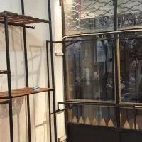 قفسه و میز پیشخوان و اینه و گل و چراغ و مانکن