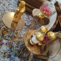 میز  بزرگ مبل وسه عدد گل میز