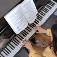 آموزش پیانو توسط مدرس خانم ویژه (بانوان و کودکان)