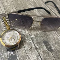 ساعت نو و عینک سالم