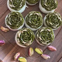 فروشنده خانم در شیرینی سرای برنس زرند