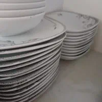 مقداری ظروف چینی درحدنو|ظروف سرو و پذیرایی|زنجان, |دیوار