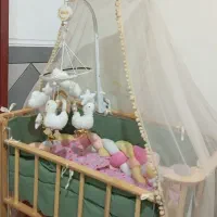 تخت کنار مادر