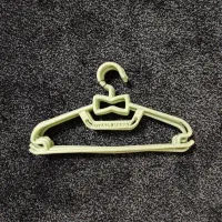 تعدادی چوبکار یا چوب لباسی کودک|اسباب و اثاث بچه|فردیس, شهرک سپاه|دیوار