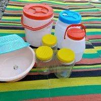 تعدادی لوازم پلاستیکی نو|ظروف نگهدارنده، پلاستیکی، یک‌بارمصرف|شاندرمن, |دیوار