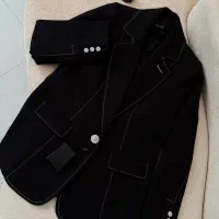 مسئول کنترل دوخت و دکمه و مادگی زن