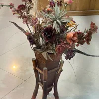 گلدان چوبی به همراه گلهای مصنوعی