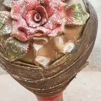 گلدان سفالی بزرگ کنار سالنی