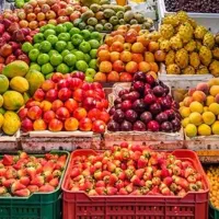 فروشنده در میوه فروشی