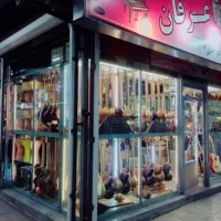 فروشنده و نوازنده در فروشگاه موسیقی