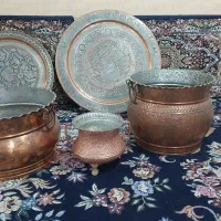دوعدد کلدون بزرگ  ویک عدد کلدون کوچک  مسی|کلکسیون اشیاء عتیقه|بهارستان, |دیوار