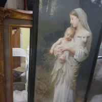 یک تابلو عکس مهر مادری ،یک آینه با قاب چوبی.