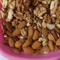 گردو بادام کشمش
