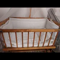 تخت کنار مادر