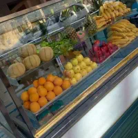 یک نیروی ساده خانم در آبمیوه و بستنی