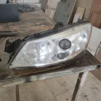 یک جفت چراغ جلو رانا