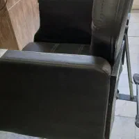 صندلی آرایشگاه و دکور آینه